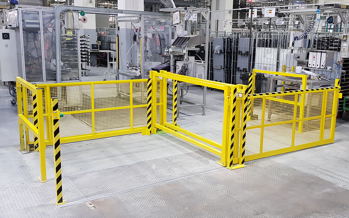 Manually operated safety gate system